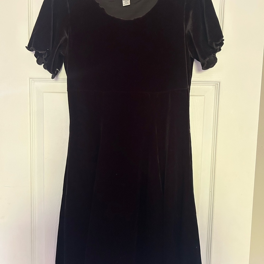 Vintage CDC Petites Black Velvet Dress – Size 10P – Scalloped Trim 📸